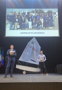 Eno od priznanj, namenjenih klubom, je v imenu JK Burja Izola prevzel Jure Žbogar. 